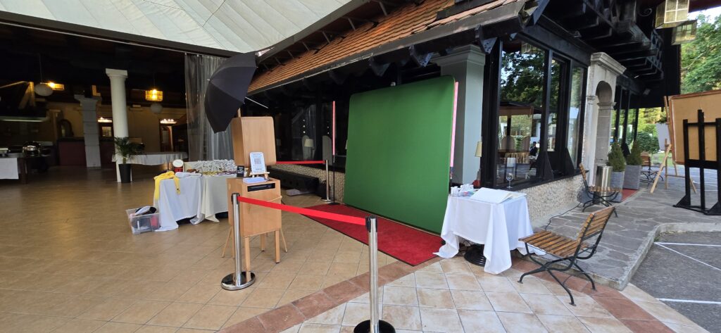 Najem foto stojnice Fotostar z digitalnimi ozadji in personaliziranimi okvirji